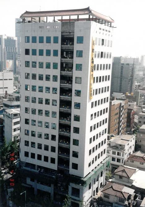기와 지붕을 얹은 건물 준공 무렵 전경